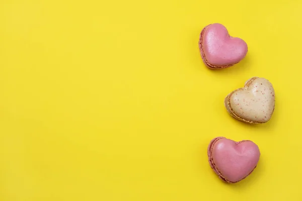 Sarı arka planda kalp şeklinde makaronlar.