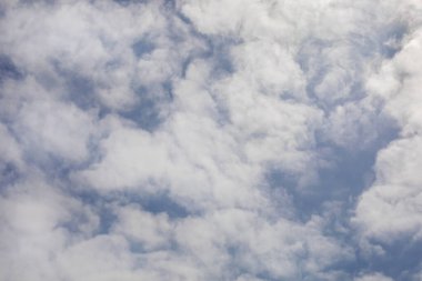 Beyaz bulutlu mavi gökyüzü