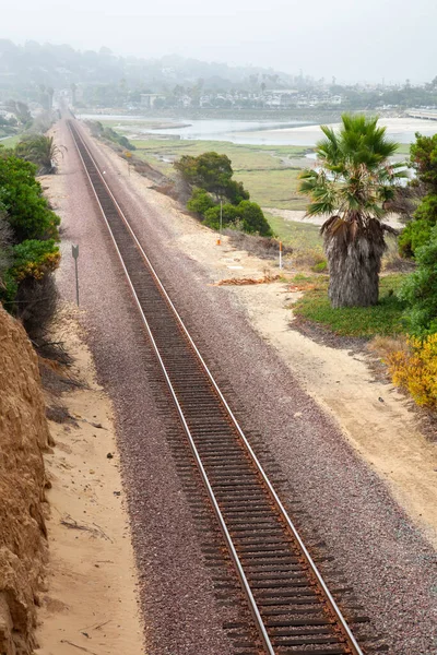 Paisaje Con Vías Tren Vacías Sur California Con Pueblo Fondo — Foto de Stock