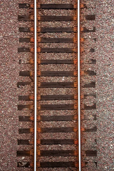 铁轨上的铁锈 木屑和砾石的顶部视图 — 图库照片