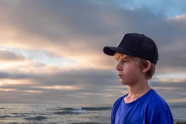 Blondynka Nastolatek Chłopiec Czarny Baseball Kapelusz Patrząc Daleko Zbliżenie Portret — Zdjęcie stockowe