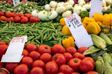 Çeşitli sebzeler, domatesler, bezelyeler, dolmalık biberler, mısır, soğan, brussel lahanaları...