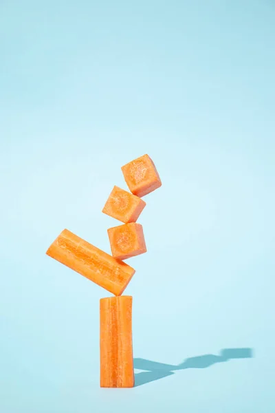 Sárgarépák Egyensúlyoznak Napsütéses Nyári Napon Pasztell Kék Háttér Minimális Narancssárga — Stock Fotó