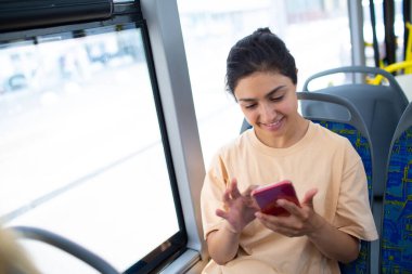 Hint kadınları toplu taşıma otobüsü ya da tramvaya biner..