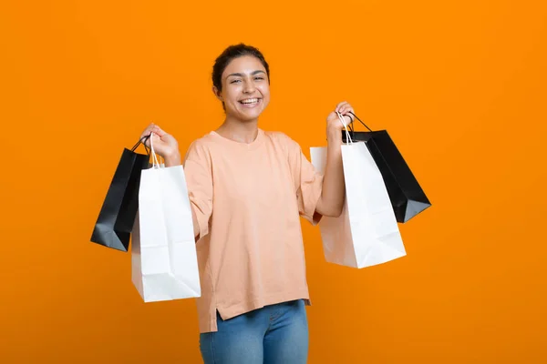 Mujer india sostiene bolsas de compras en las manos. Venta y concepto Viernes Negro. —  Fotos de Stock