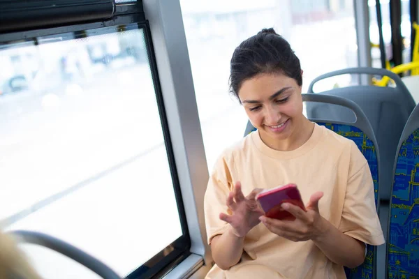 Индийская женщина ездить на общественном транспорте автобус или трамвай. — стоковое фото