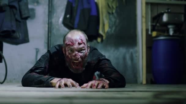 在地板上爬行的概念之间化妆的僵尸男性. — 图库视频影像