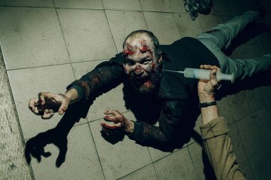 Cadılar Bayramı konsepti için zombi erkek makyajı. Yüzünde kan var.