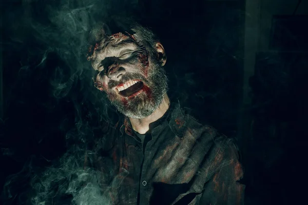 Zombie mannelijke make-up voor Halloween concept. Bloed op het gezicht — Stockfoto