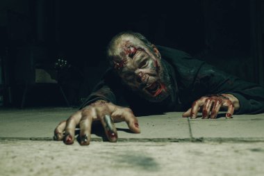 Cadılar Bayramı konsepti için zombi erkek makyajı. Yüzünde kan var.