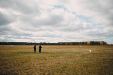 Uzaktan kumandalı kuadkopter drone 'u kontrol eden adam pilot
