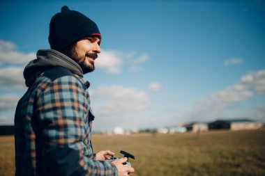 Uzaktan kumandalı kuadkopter drone 'u kontrol eden adam pilot