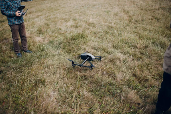 Uzaktan kumandalı kuadkopter drone 'u kontrol eden adam pilot — Stok fotoğraf