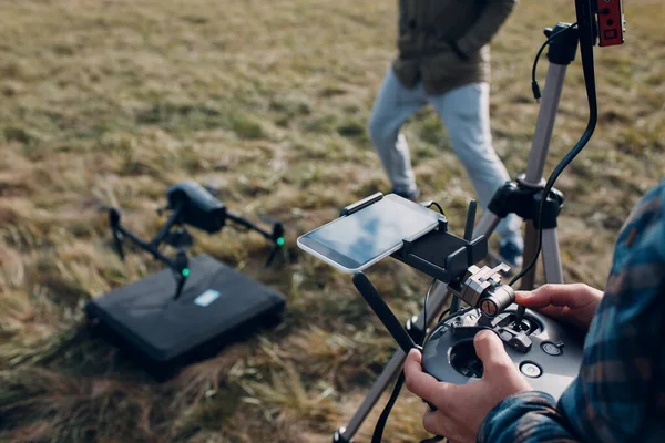 Pilote homme contrôlant drone quadcopter avec pad télécommande — Photo