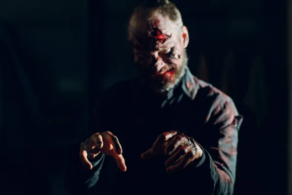 Zombie laki-laki makeup untuk halloween konsep. Darah di wajah kulit — Stok Foto