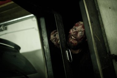 Cadılar Bayramı konsepti için zombi erkek makyajı. Yüzünde kan var.