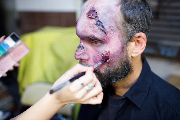 Zombie laki-laki makeup untuk halloween konsep. Darah di wajah kulit — Stok Foto
