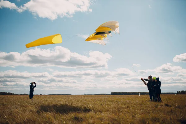 青空に対して凧を飛んで若い男 — ストック写真
