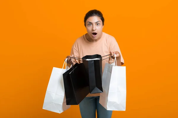 Mulher indiana segura sacos de compras nas mãos. Conceito de venda e Black Friday. — Fotografia de Stock