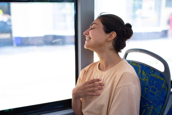 Indiana Sorrindo Mulher Passeio Ônibus Transporte Público Bonde — Fotografia de Stock