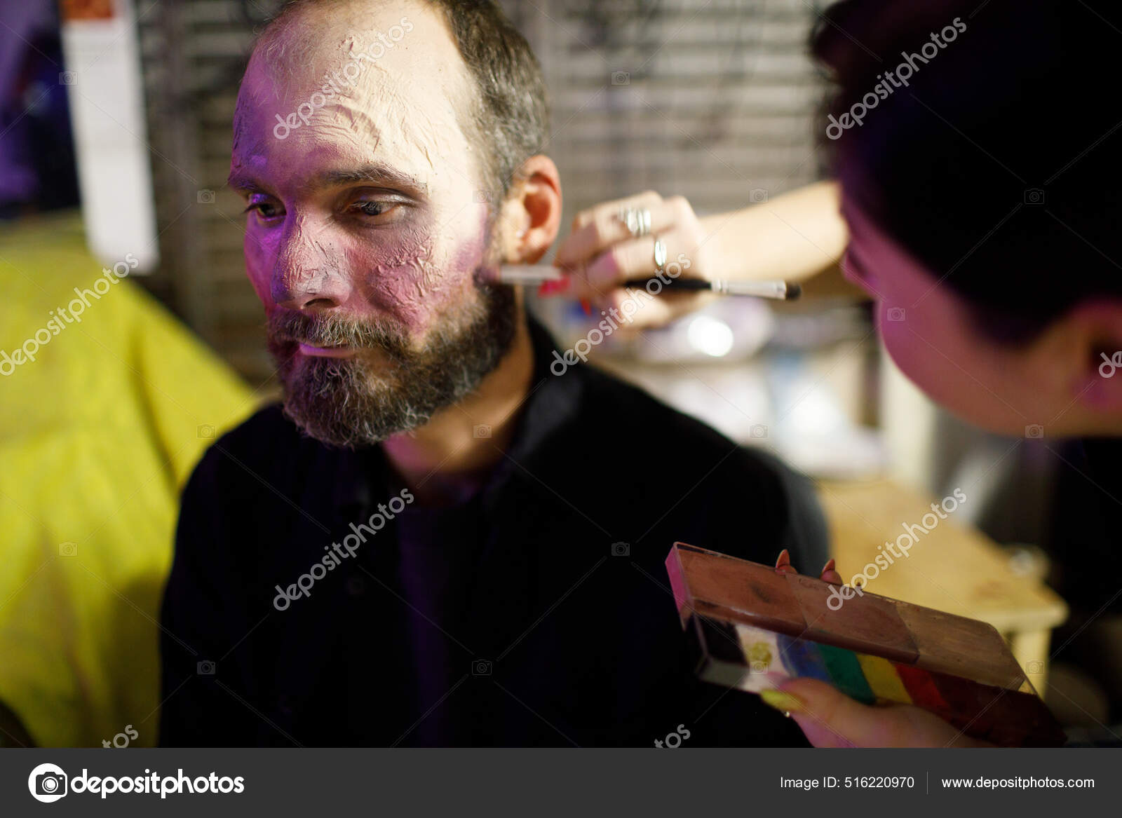 Maquiagem masculina zumbi para o conceito de halloween. sangue na pele do  rosto