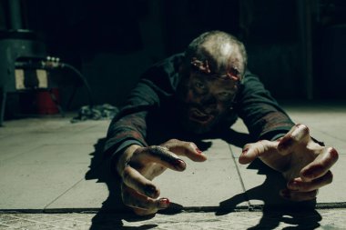 Cadılar Bayramı konsepti için zombi erkek makyajı. Yüzünde kan var.