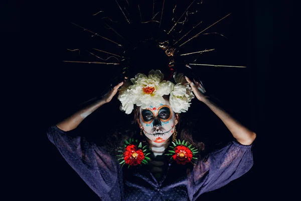 Žena s mexickým nalíčením lebky na tváři. Den mrtvých a halloween — Stock fotografie