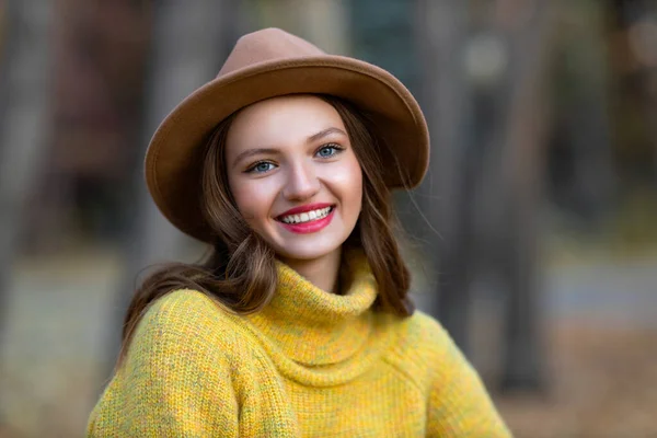 Jonge vrouw model in het najaar park met geel blad esdoorn bladeren. Herfstseizoen mode. — Stockfoto
