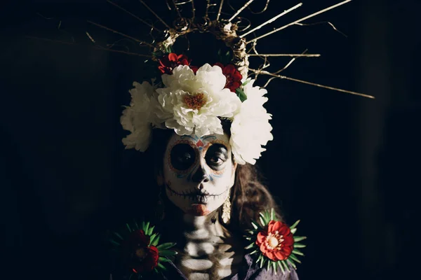 Donna con il teschio messicano trucco di Halloween sul viso. Giorno dei morti e di Halloween — Foto Stock