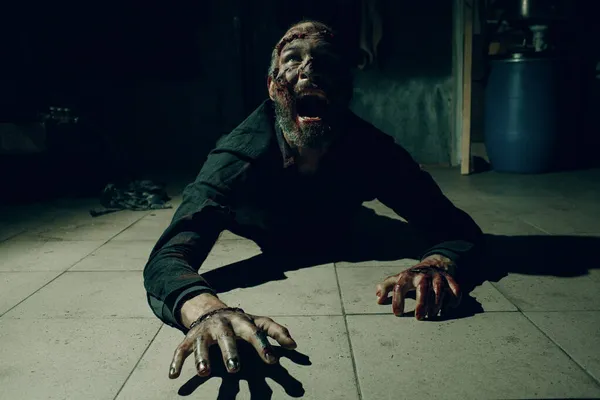 Zombie męski makijaż na halloween koncepcji. Krew na skórze twarzy — Zdjęcie stockowe