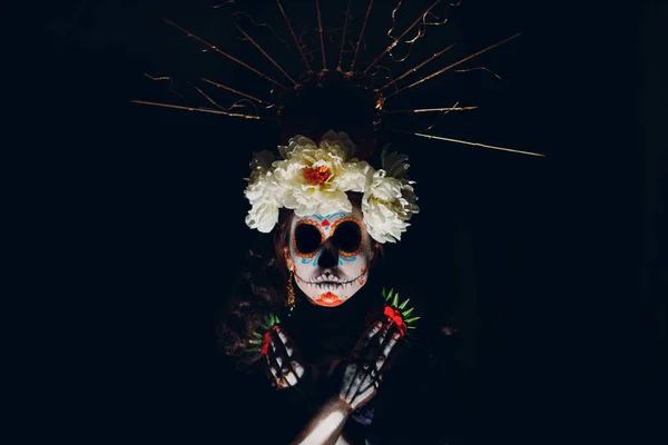 Wanita dengan tengkorak Meksiko halloween makeup di wajahnya. Hari kematian dan halloween — Stok Foto