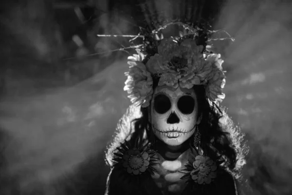 Frau mit mexikanischem Totenkopf-Halloween-Make-up im Gesicht. Tag der Toten und Halloween — Stockfoto