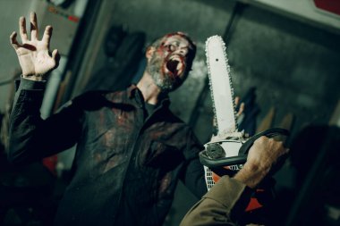 Cadılar Bayramı konsepti için zombi erkek makyajı. Yüzünde kan var.