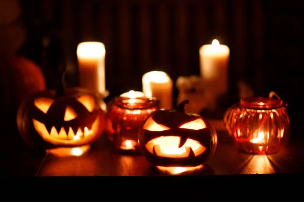 Делаю тыквенный фонарь на Хэллоуин. Тыквы и свечи на столе — стоковое фото