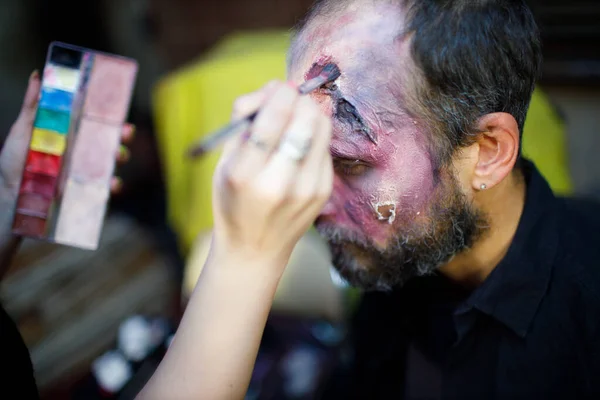 ハロウィンのコンセプトのためのゾンビ男性化粧。皮膚の顔の血 — ストック写真