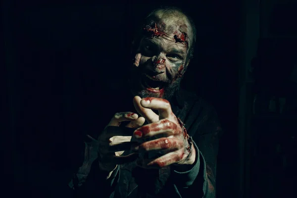Zombie manliga makeup för halloween koncept. Blod på huden ansikte — Stockfoto