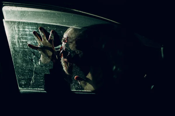 Zombi férfi smink a halloween koncepcióhoz. Vér az arcon — Stock Fotó