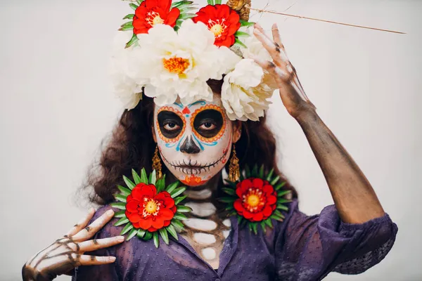顔にメキシコの頭蓋骨のハロウィンメイクの女性。死者とハロウィーンの日 — ストック写真