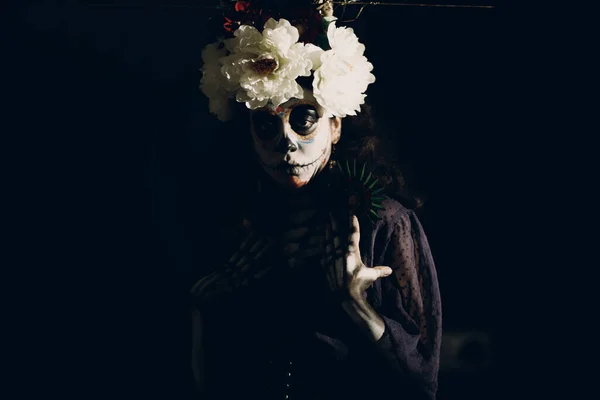 顔にメキシコの頭蓋骨のハロウィンメイクの女性。死者とハロウィーンの日 — ストック写真
