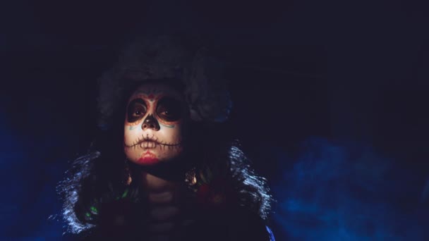 Mulher com maquiagem de Halloween crânio mexicano em seu rosto. Dia dos mortos e dia das bruxas — Vídeo de Stock