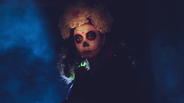 Mujer con el cráneo mexicano maquillaje de Halloween en su cara. El día de los muertos y halloween — Vídeos de Stock