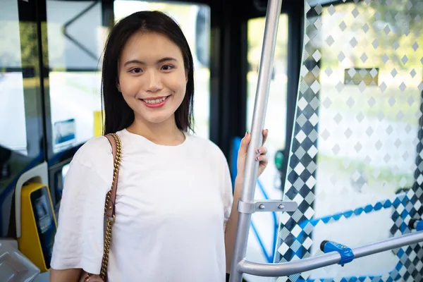 Mulher asiática dar um passeio em ônibus de transporte público ou bonde. — Fotografia de Stock