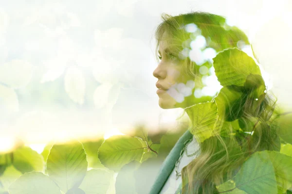 Natur Baum Gänseblätter kombiniert mit der Schönheit der jungen attraktiven Frau. Gesundheitskonzept. — Stockfoto