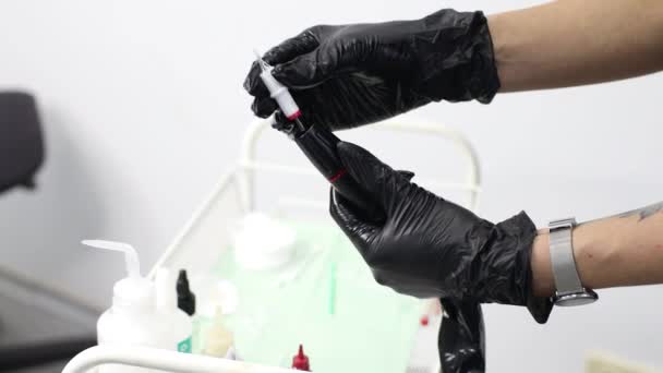 Cosmetologist verificando o equipamento antes de fazer o procedimento de tatuagem microblading dos lábios — Vídeo de Stock
