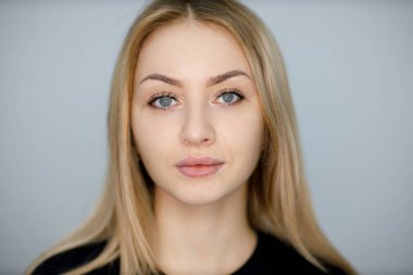 Kozmetik uzmanı dudak çevresi çizerek dudaklara mikropatenli dövme uygulaması yapıyor.