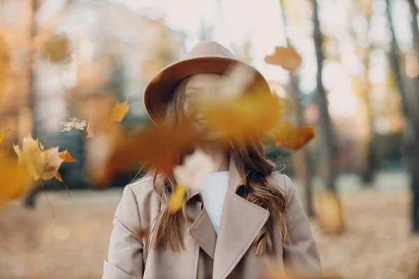 Młoda kobieta modelka w jesiennym parku z żółtymi liśćmi klonu liści. Moda jesienna. — Zdjęcie stockowe