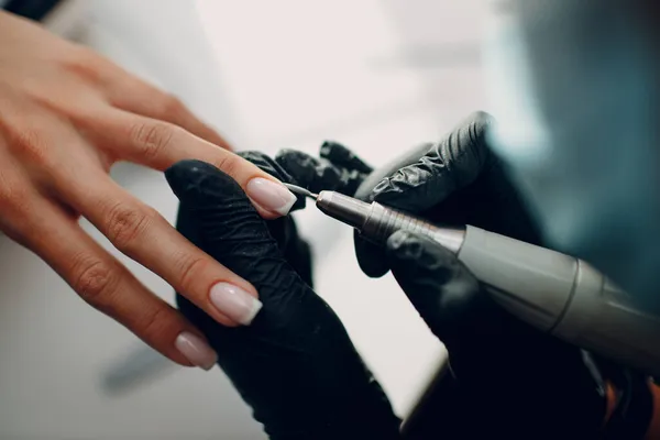 Processus de manucure mains féminines ongles vernis — Photo