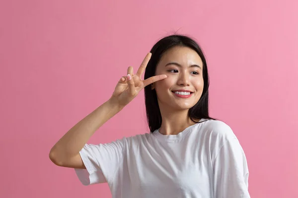 Retrato de mulher asiática no fundo rosa — Fotografia de Stock