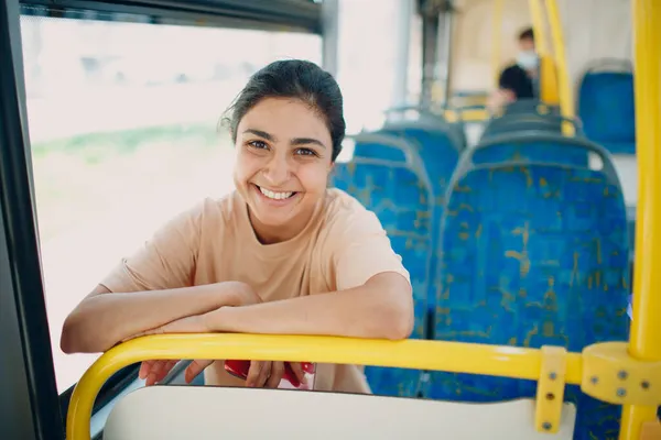 公共交通機関のバスやトラムに乗るインドの女性. — ストック写真