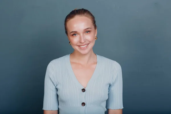 Portret pięknej uśmiechniętej młodej Europejki — Zdjęcie stockowe